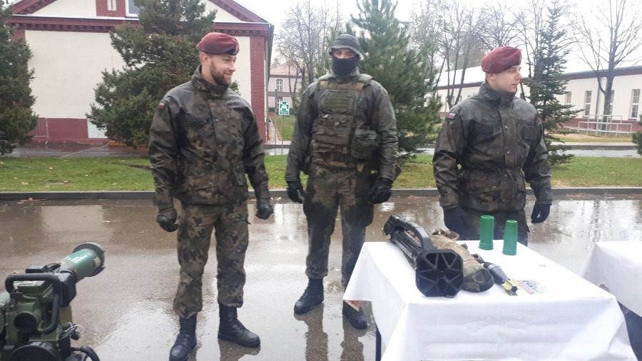 Pokazy u spadochroniarzy. Cywile śpiewają hymn Wojska Polskiego ZDJĘCIA