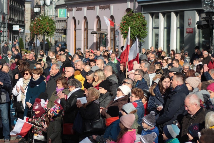 Tłum na placu Ratuszowym. Wszyscy śpiewali hymn narodowy ZDJĘCIA