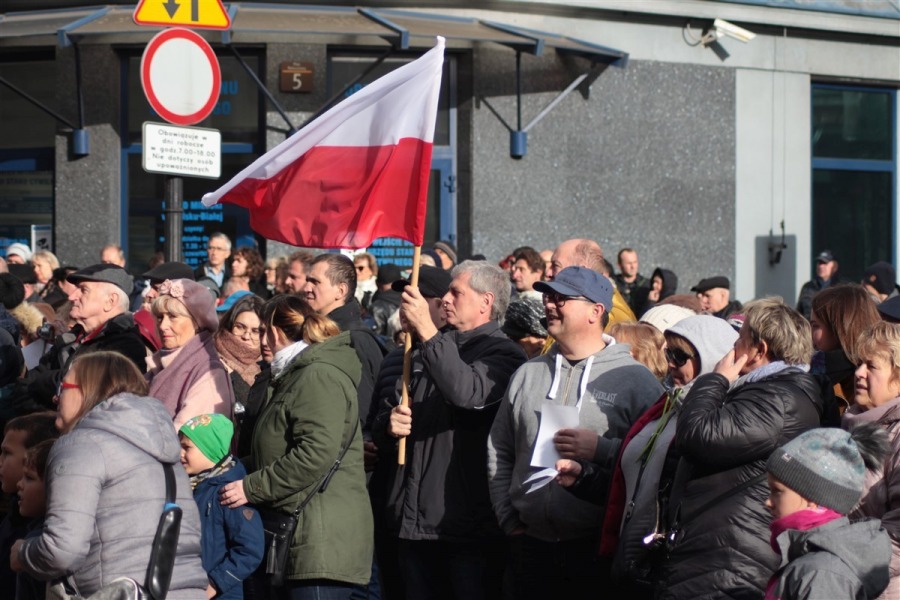 Tłum na placu Ratuszowym. Wszyscy śpiewali hymn narodowy ZDJĘCIA