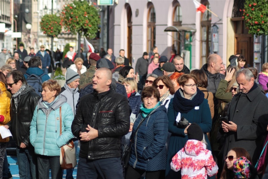 Tłum na placu Ratuszowym. Wszyscy śpiewali hymn narodowy ZDJĘCIA