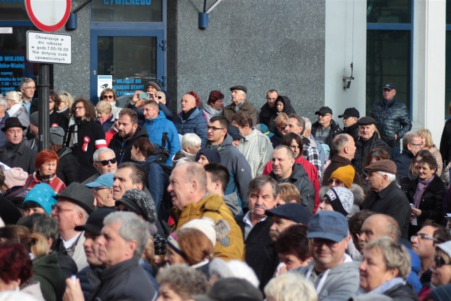 Tłum na placu Ratuszowym. Wszyscy śpiewali hymn narodowy ZDJĘCIA