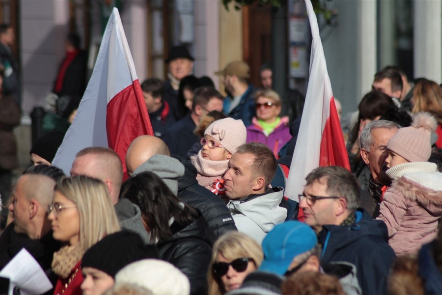 Tłum na placu Ratuszowym. Wszyscy śpiewali hymn narodowy ZDJĘCIA