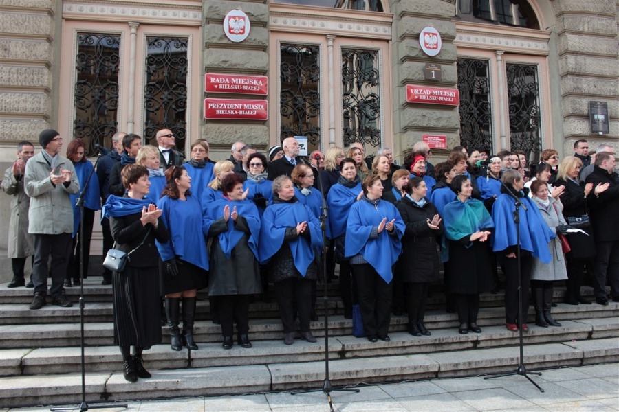 Tłum na placu Ratuszowym. Wszyscy śpiewali hymn narodowy ZDJĘCIA