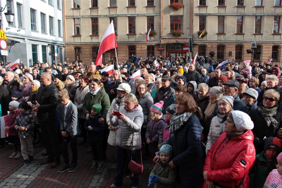 Tłum na placu Ratuszowym. Wszyscy śpiewali hymn narodowy ZDJĘCIA