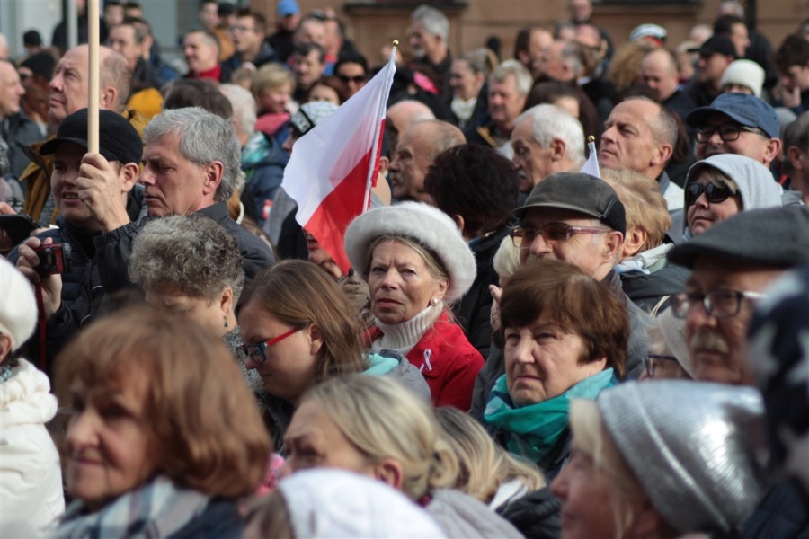 Tłum na placu Ratuszowym. Wszyscy śpiewali hymn narodowy ZDJĘCIA