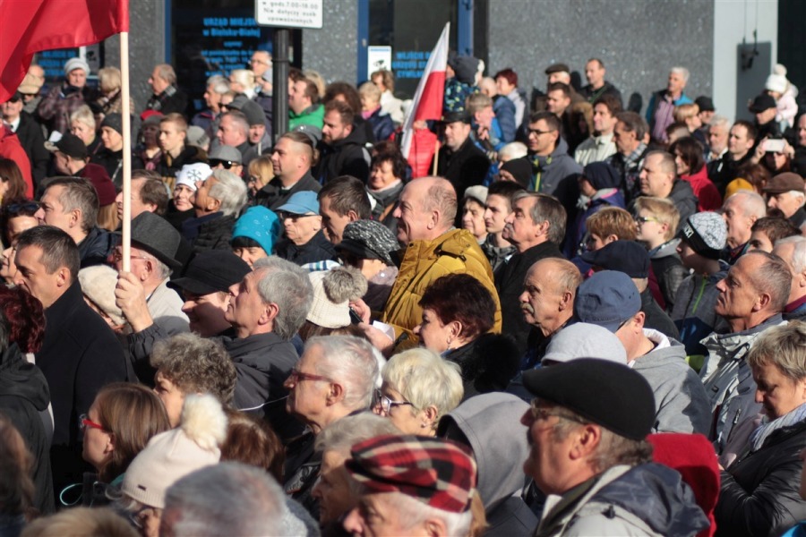 Tłum na placu Ratuszowym. Wszyscy śpiewali hymn narodowy ZDJĘCIA
