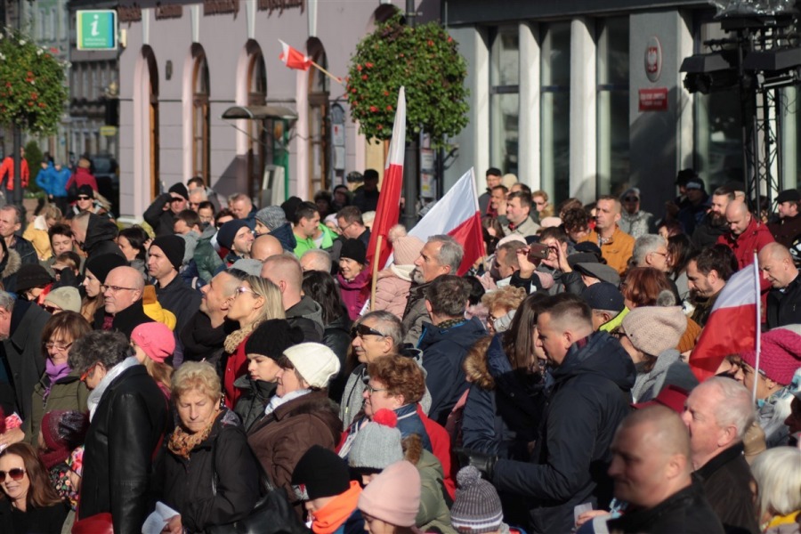 Tłum na placu Ratuszowym. Wszyscy śpiewali hymn narodowy ZDJĘCIA