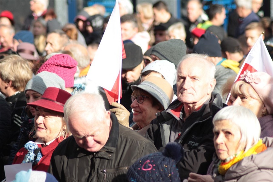 Tłum na placu Ratuszowym. Wszyscy śpiewali hymn narodowy ZDJĘCIA