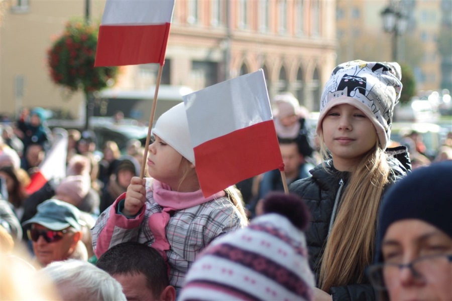 Tłum na placu Ratuszowym. Wszyscy śpiewali hymn narodowy ZDJĘCIA