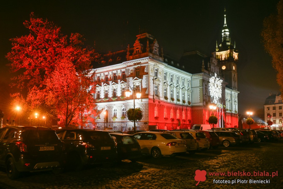 Bielski ratusz w biało-czerwonych barwach. Orzeł biały na fasadzie! - foto