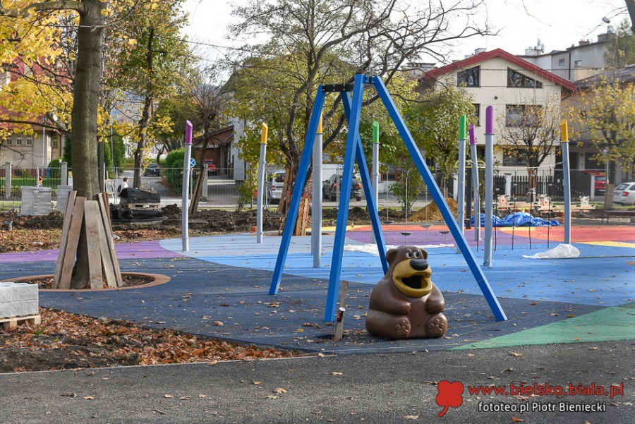 Modernizacja parku w centrum miasta. Plac zabaw z elementami zieleni ZDJĘCIA