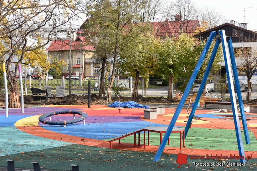 Modernizacja parku w centrum miasta. Plac zabaw z elementami zieleni ZDJĘCIA