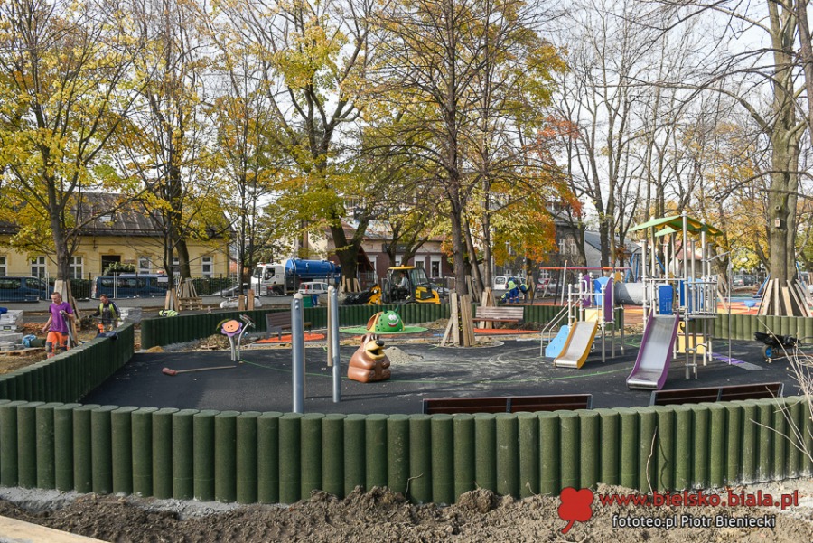 Modernizacja parku w centrum miasta. Plac zabaw z elementami zieleni ZDJĘCIA