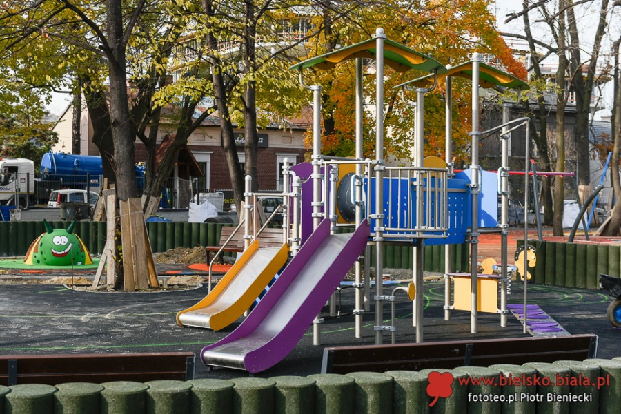 Modernizacja parku w centrum miasta. Plac zabaw z elementami zieleni ZDJĘCIA