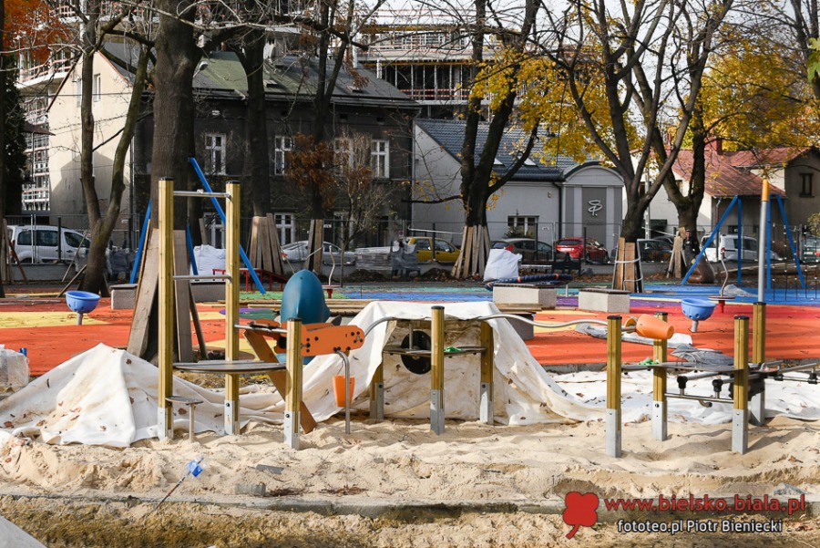 Modernizacja parku w centrum miasta. Plac zabaw z elementami zieleni ZDJĘCIA