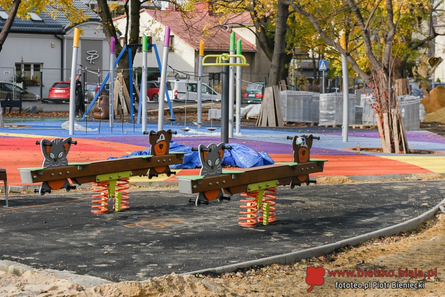 Modernizacja parku w centrum miasta. Plac zabaw z elementami zieleni ZDJĘCIA