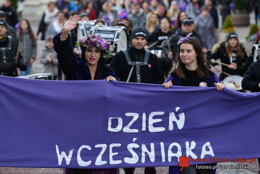 Rzeźba z lodu przed ratuszem. Dopóki bije serce dziecka, jest nadzieja ZDJĘCIA
