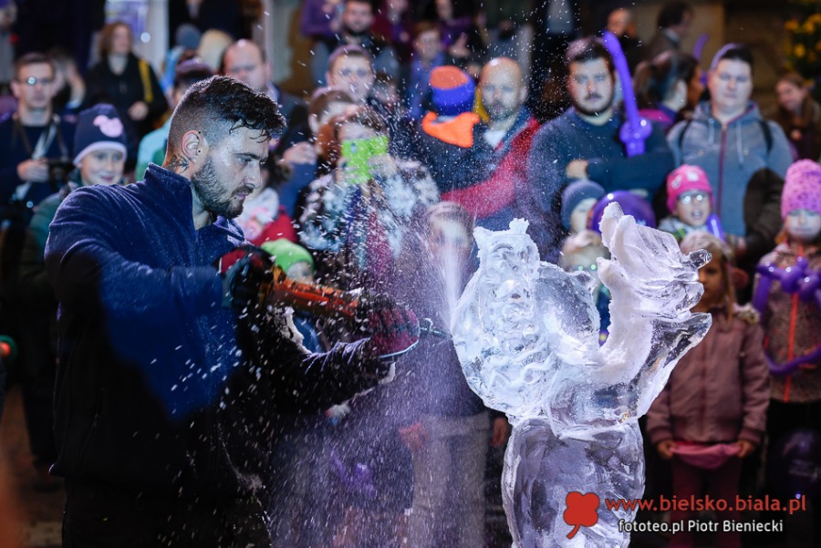 Rzeźba z lodu przed ratuszem. Dopóki bije serce dziecka, jest nadzieja ZDJĘCIA