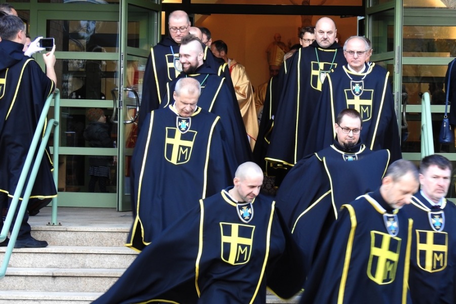 Przybyło 25 rycerzy w czarnych płaszczach z krzyżem ZDJĘCIA