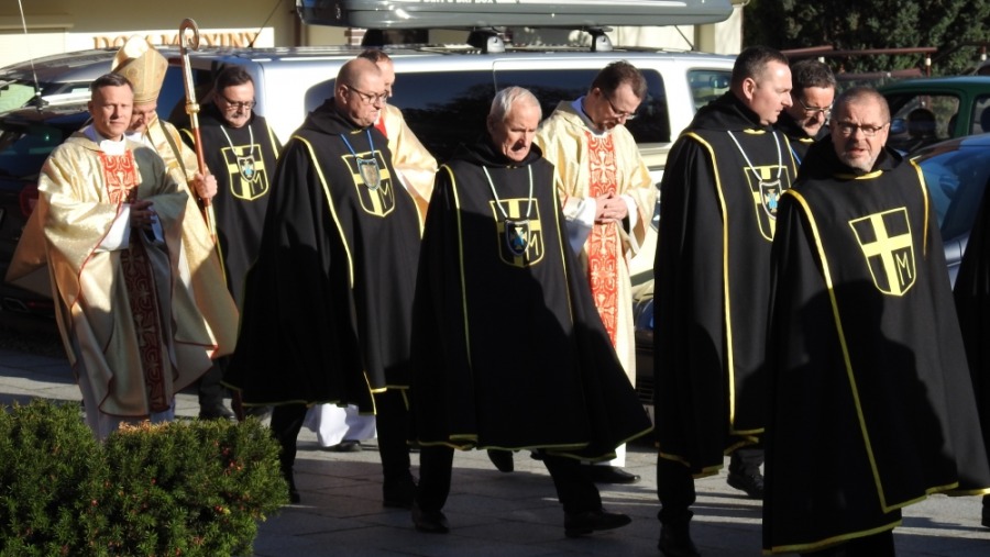 Przybyło 25 rycerzy w czarnych płaszczach z krzyżem ZDJĘCIA