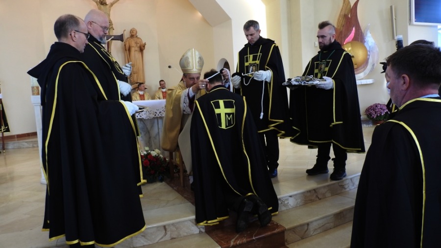Przybyło 25 rycerzy w czarnych płaszczach z krzyżem ZDJĘCIA