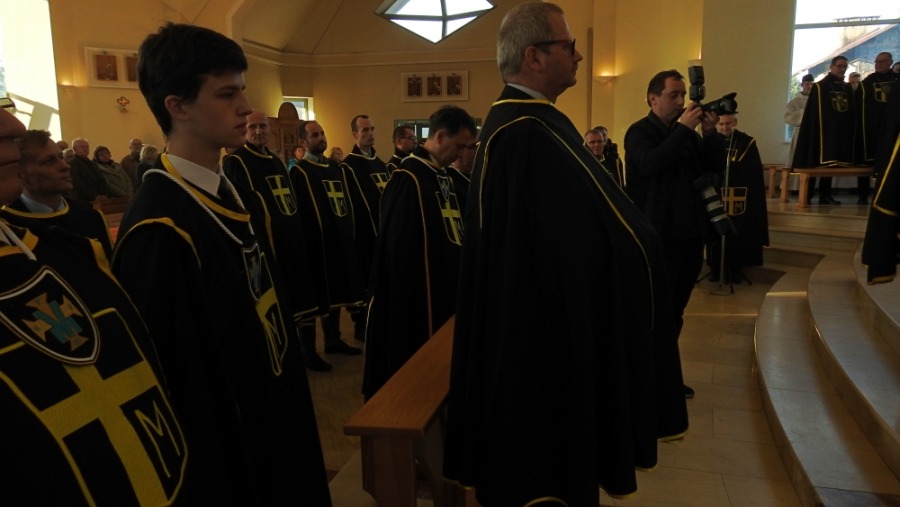 Przybyło 25 rycerzy w czarnych płaszczach z krzyżem ZDJĘCIA