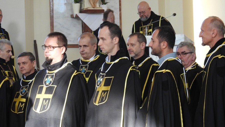 Przybyło 25 rycerzy w czarnych płaszczach z krzyżem ZDJĘCIA
