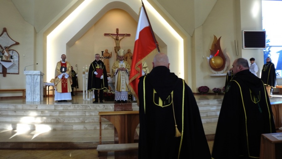 Przybyło 25 rycerzy w czarnych płaszczach z krzyżem ZDJĘCIA