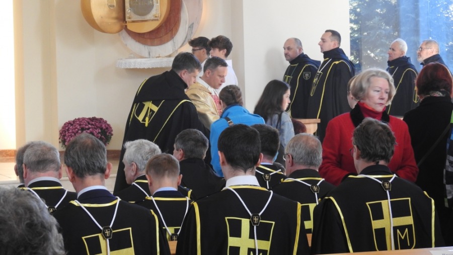 Przybyło 25 rycerzy w czarnych płaszczach z krzyżem ZDJĘCIA