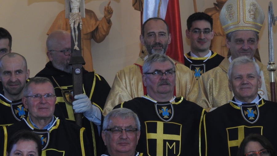 Przybyło 25 rycerzy w czarnych płaszczach z krzyżem ZDJĘCIA