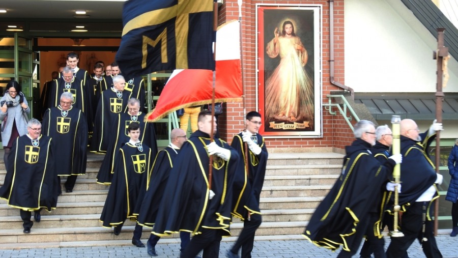 Przybyło 25 rycerzy w czarnych płaszczach z krzyżem ZDJĘCIA
