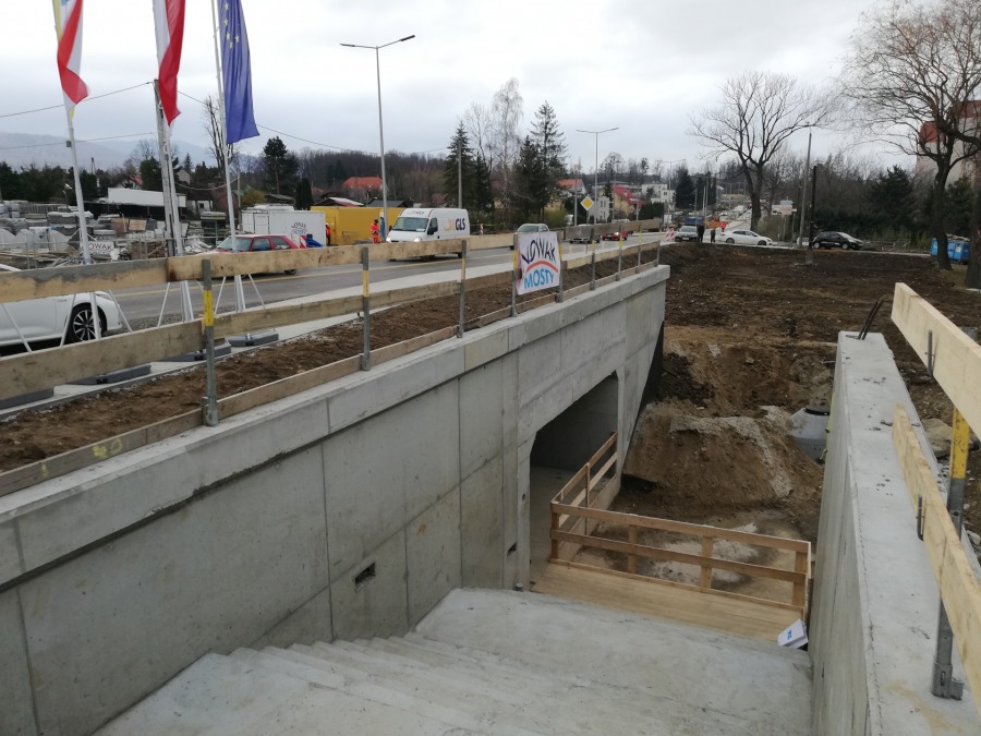 Ruch na ulicy Cieszyńskiej. Uroczystość na pamiątkę rozbudowy - foto