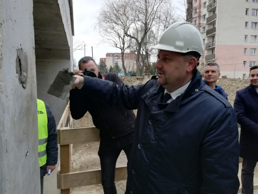 Ruch na ulicy Cieszyńskiej. Uroczystość na pamiątkę rozbudowy - foto