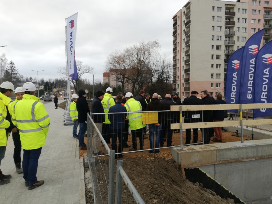Ruch na ulicy Cieszyńskiej. Uroczystość na pamiątkę rozbudowy - foto