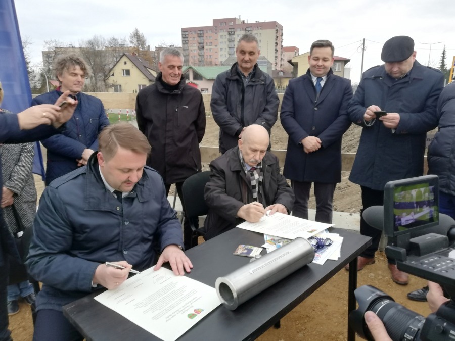 Ruch na ulicy Cieszyńskiej. Uroczystość na pamiątkę rozbudowy - foto