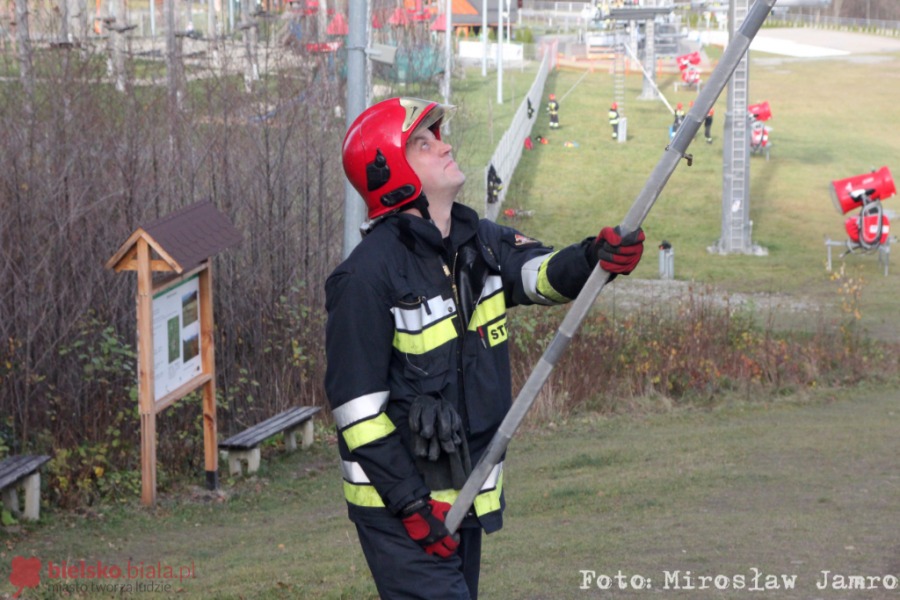 Ewakuacja z wyciągu na stoku Dębowca. Użyto technik linowych - foto