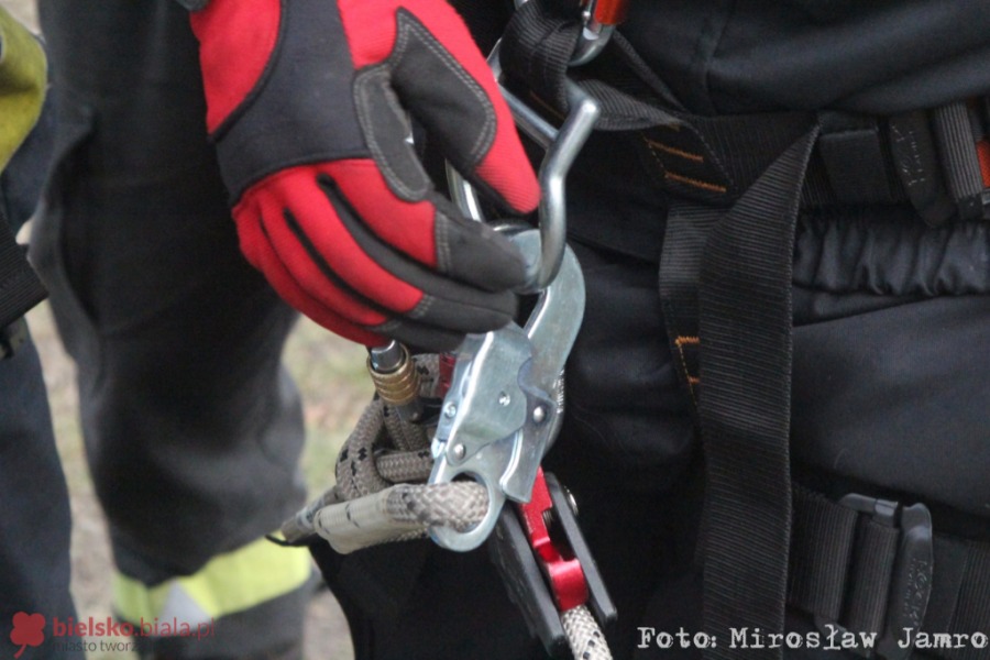 Ewakuacja z wyciągu na stoku Dębowca. Użyto technik linowych - foto