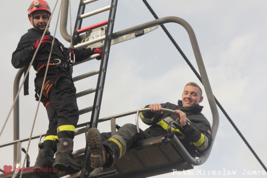 Ewakuacja z wyciągu na stoku Dębowca. Użyto technik linowych - foto