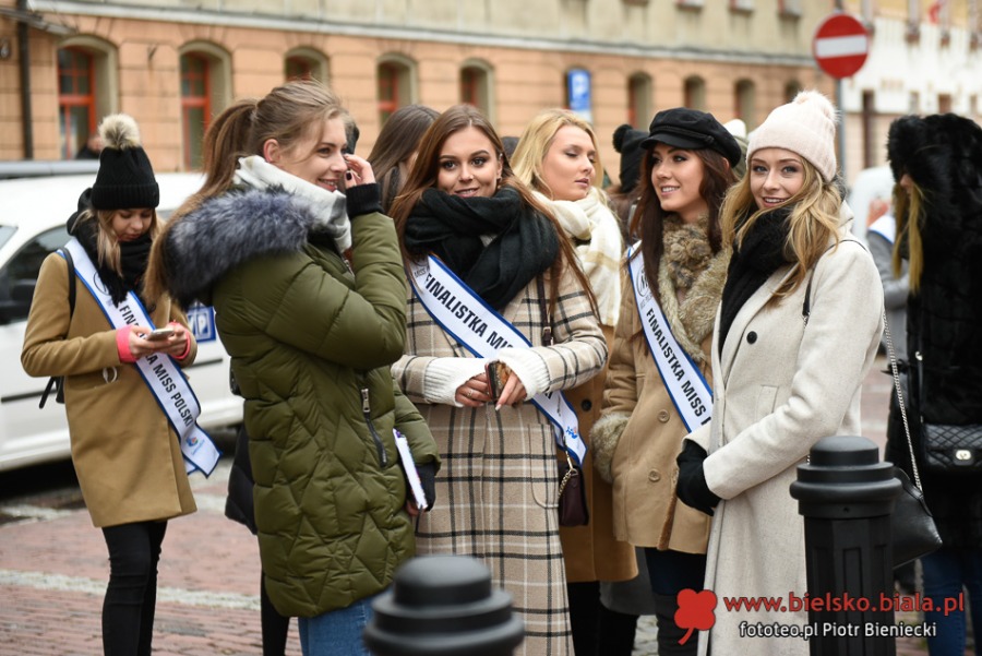 Syrenka Toma Hanksa stoi przed ratuszem. W blasku fleszy i w obiektywach kamer - foto