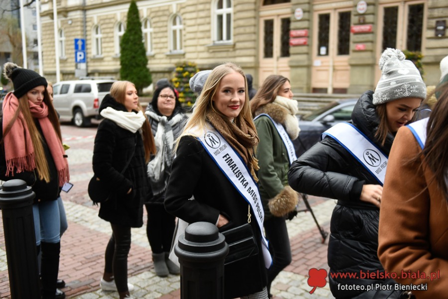 Syrenka Toma Hanksa stoi przed ratuszem. W blasku fleszy i w obiektywach kamer - foto