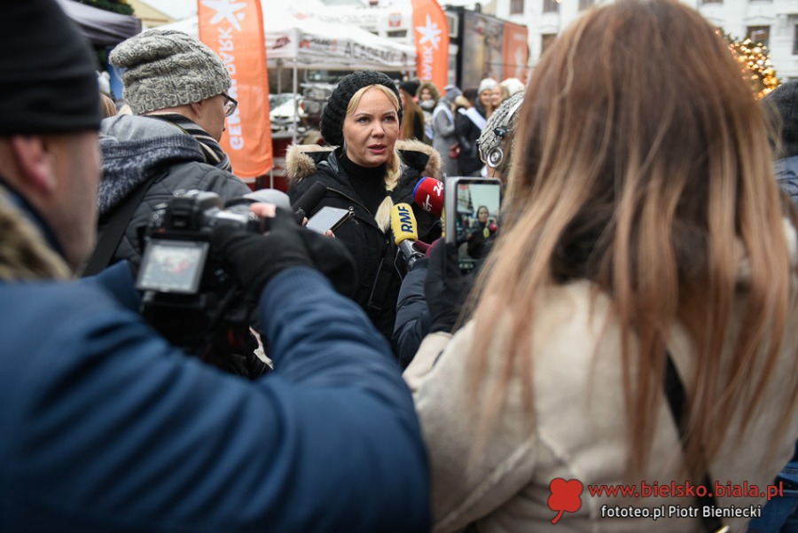 Syrenka Toma Hanksa stoi przed ratuszem. W blasku fleszy i w obiektywach kamer - foto