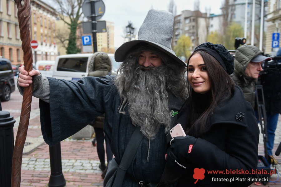Syrenka Toma Hanksa stoi przed ratuszem. W blasku fleszy i w obiektywach kamer - foto