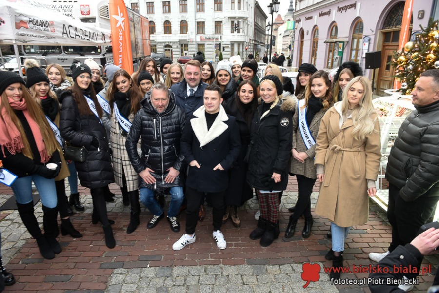 Syrenka Toma Hanksa stoi przed ratuszem. W blasku fleszy i w obiektywach kamer - foto