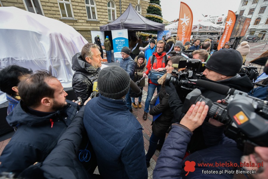 Syrenka Toma Hanksa stoi przed ratuszem. W blasku fleszy i w obiektywach kamer - foto