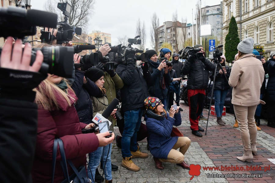 Syrenka Toma Hanksa stoi przed ratuszem. W blasku fleszy i w obiektywach kamer - foto