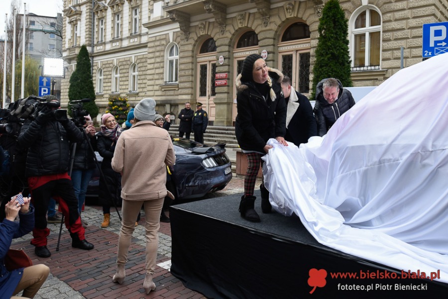 Syrenka Toma Hanksa stoi przed ratuszem. W blasku fleszy i w obiektywach kamer - foto