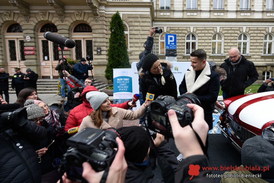 Syrenka Toma Hanksa stoi przed ratuszem. W blasku fleszy i w obiektywach kamer - foto