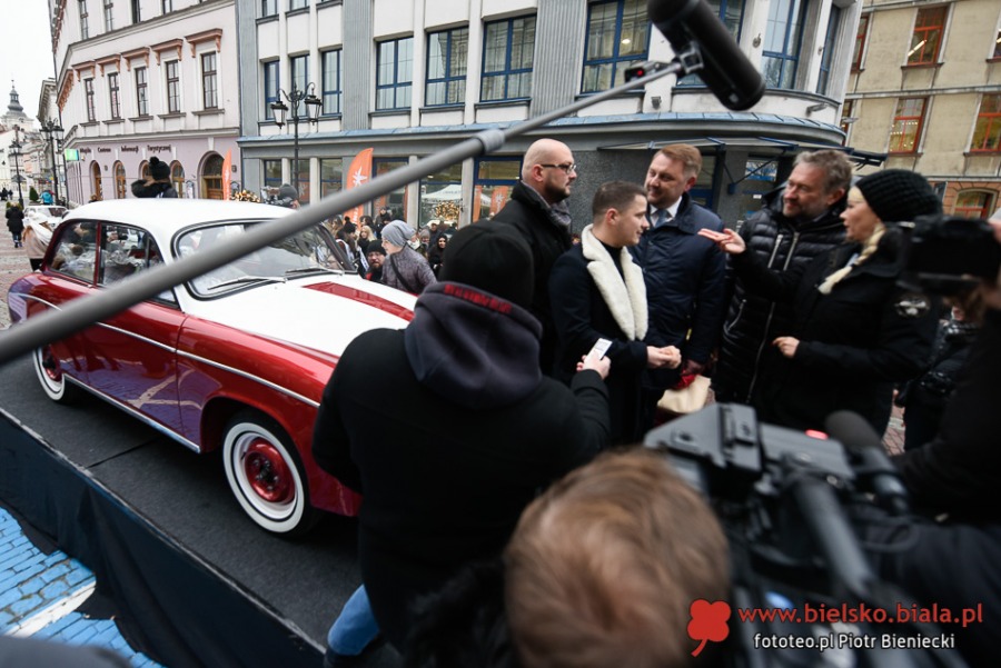 Syrenka Toma Hanksa stoi przed ratuszem. W blasku fleszy i w obiektywach kamer - foto