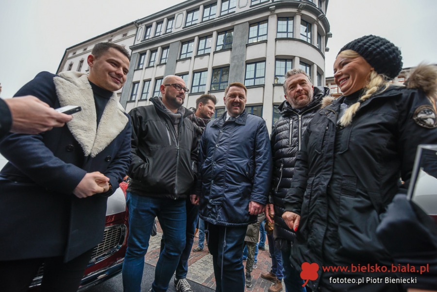 Syrenka Toma Hanksa stoi przed ratuszem. W blasku fleszy i w obiektywach kamer - foto