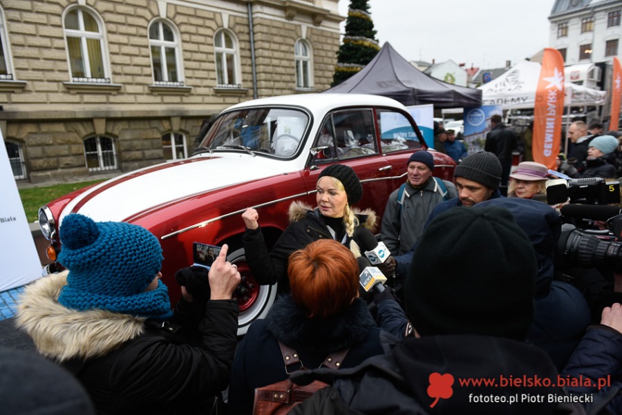 Syrenka Toma Hanksa stoi przed ratuszem. W blasku fleszy i w obiektywach kamer - foto